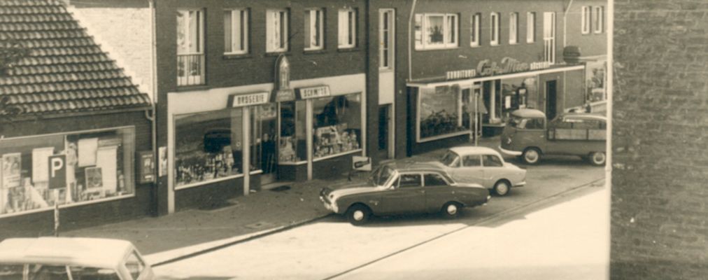 Die Büttgener Bahnstraße in den 1970er-Jahren. Bis Ende der 1950er-Jahre befanden sich hier die Stallungen des Pampushofes.