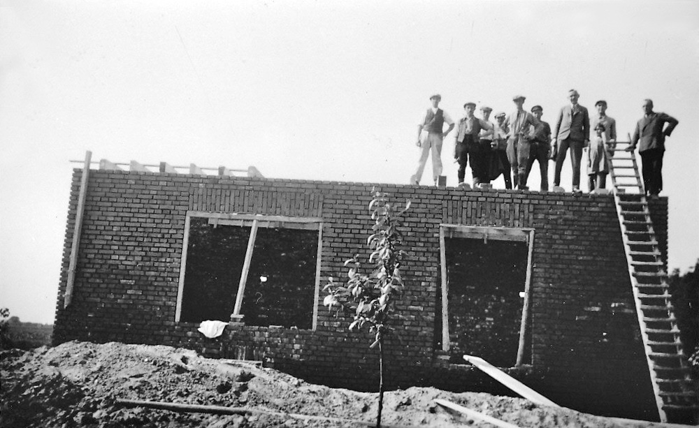 Büttgen, Aldegundisstraße, Rohbau des Hauses der Familie Eggert im Jahre 1935. 2.v.l. Stellmacher Johann Sandkaulen, 7.v.l. Bruno Eggert