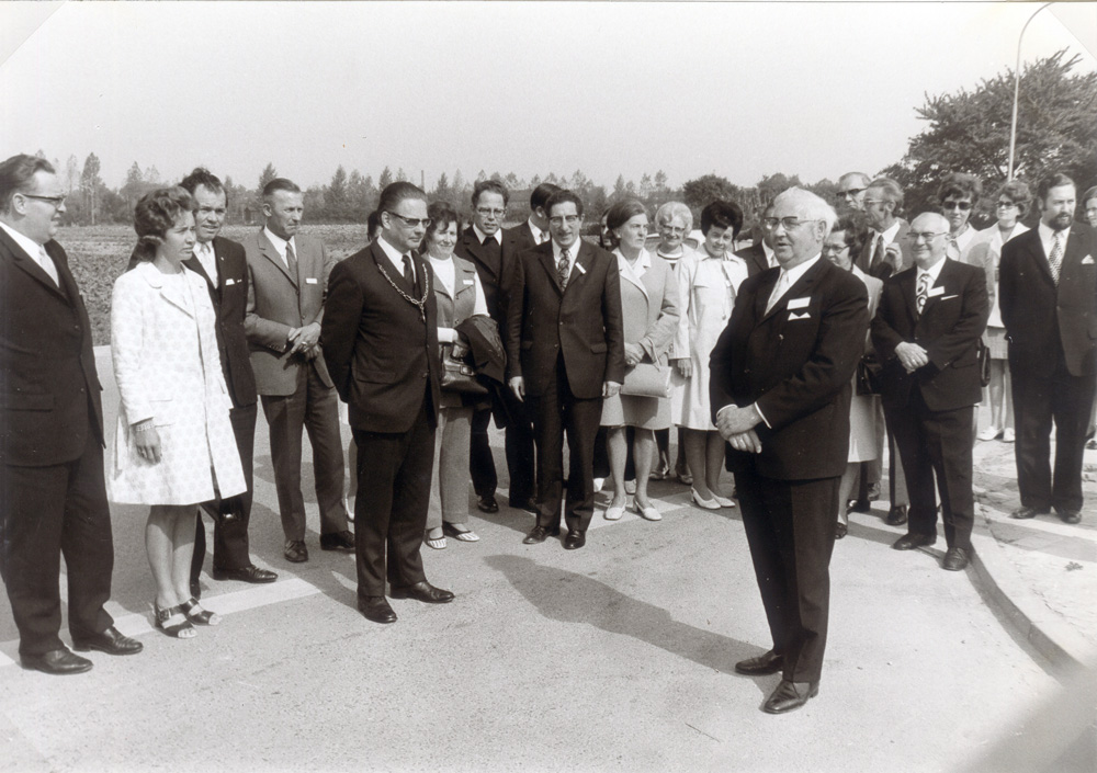 Büttgen, Lichtenvoorder Straße, 18. September 1971, Unterzeichnung der Partnerschaftsurkunde mit der niederländischen Gemeinde Lichtenvoorde. Begrüßung der Delegation an der Lichtenvoorder Straße