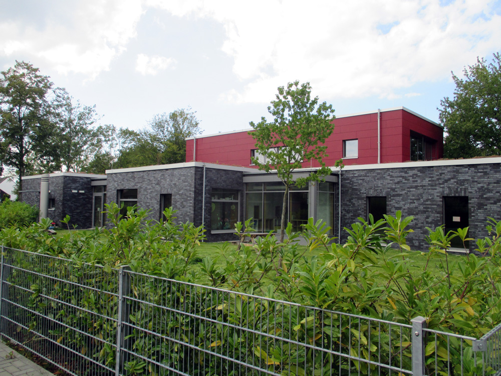 Büttgen, Lichtenvoorder Straße, Die Gemeinschaftsgrundschule Budica im Stadtteil Büttgen, eine von sechs Grundschulen der Stadt Kaarst, wird zurzeit von ca. 300 Schülerinnen und Schülern besucht.