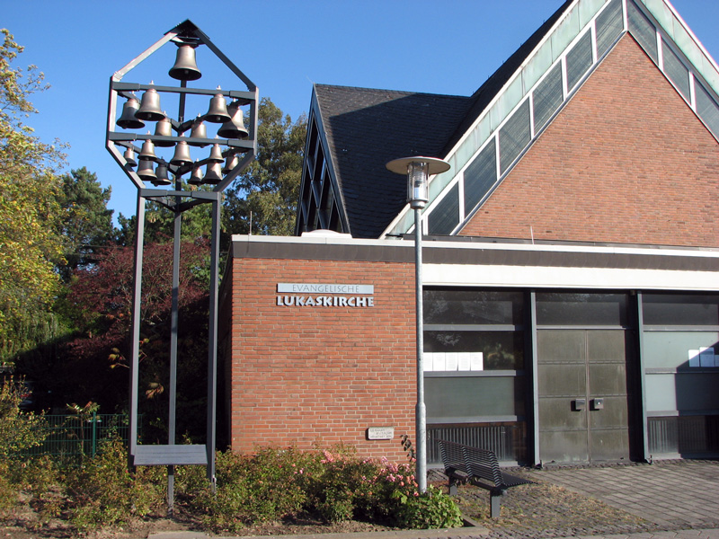 Holzbüttgen, Lindenplatz, 2009 vom Bund der Vertriebenen errichtetes Glockenspiel zur Erinnerung an die alte Heimat in den ehemaligen deutschen Ostgebieten und zum Dank an die neue Heimat in Kaarst.