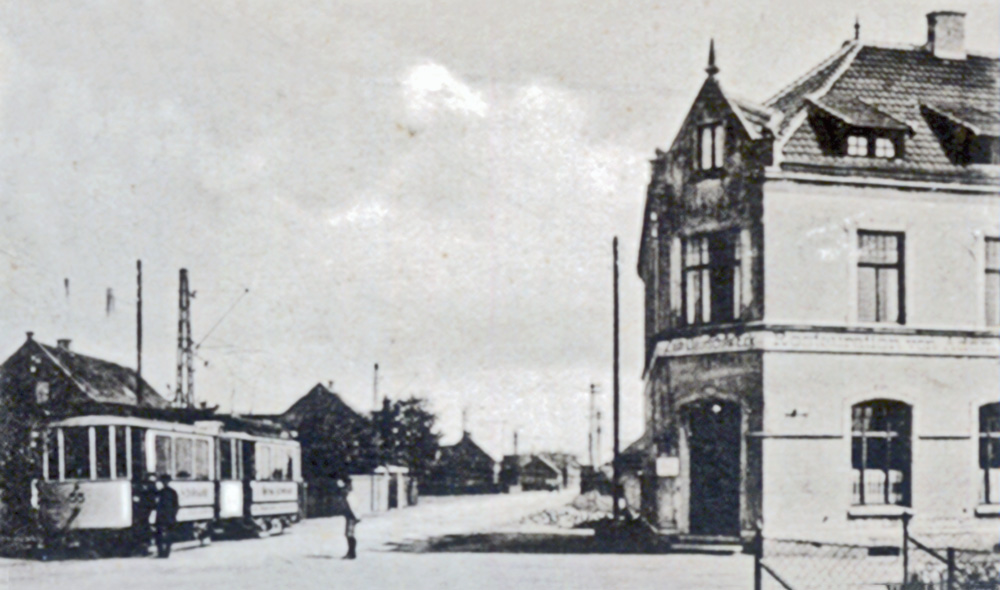 Kaarst, Die Neusser Straße Ende der 1920er-Jahre von der Ecke Maubisstraße gesehen. Links war die Endhaltestelle der Straßenbahn. Es gibt noch keine Straßenbeleuchtung und keine Bürgersteige. Die Häuser auf der linken Seite stehen heute alle nicht mehr.